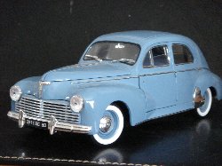 Peugeot 203 1954 de couleur bleu ciel (Vue côté conducteur)