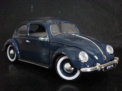 Volkswagen Coccinelle de couleur bleu foncé, toit noir (Vue côté passager)