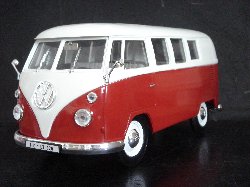 Combi Volkswagen 1966 Type 2 de couleur rouge et blanc (Vue côté conducteur)