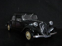 Citroën Traction avant 1938 Type 11b de couleur noire (Vue côté passager)