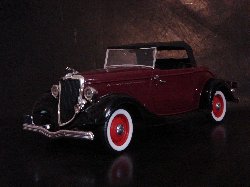 Ford Roadster V8 1934 de couleur grenat, capotte fermée noire (Vue côté conducteur)
