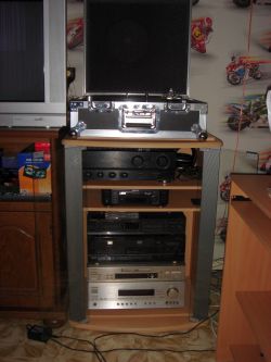 Meuble hi-fi avec ampli, Minidisc, équaliseur, double-dec cassettes audios, installation Home Cinéma et platine vinyles (sous rack) fermé