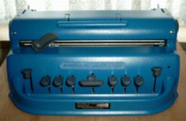 Machine à écrire le braille, de marque Perkins, de couleur bleu, touches grises
